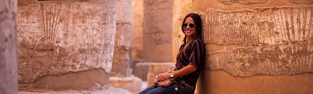 solo women at karnak temple